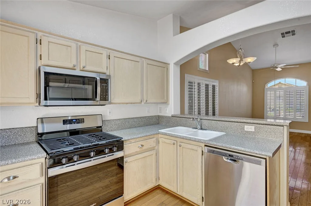 7913 Pottery Creek, Las Vegas, NV 89128