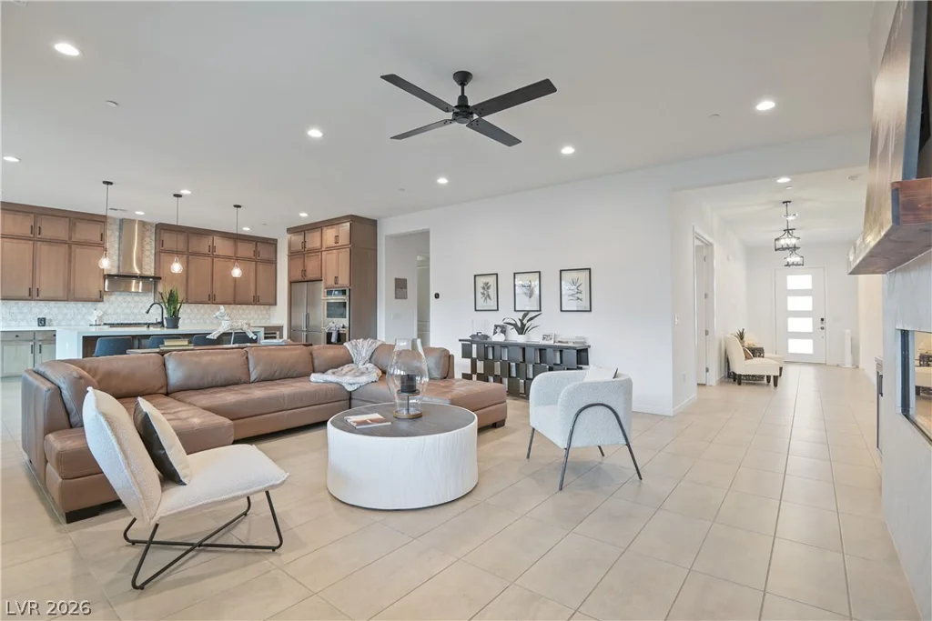 5738 Golden Chase, Las Vegas, NV 89131