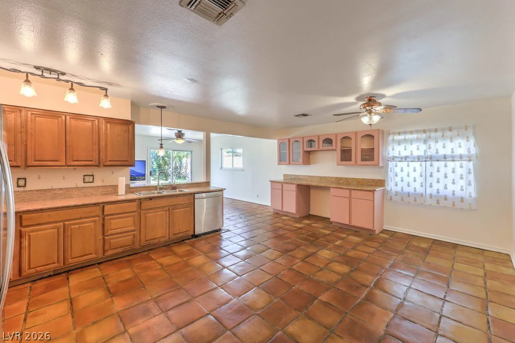 6604 Larchwood, Las Vegas, NV 89103