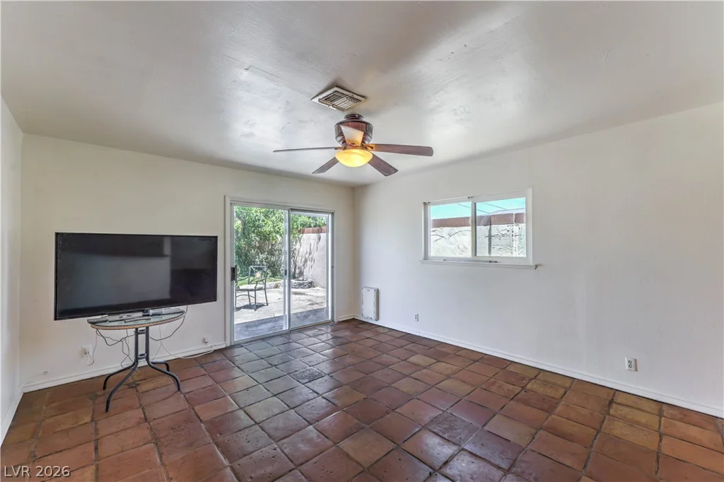 6604 Larchwood, Las Vegas, NV 89103