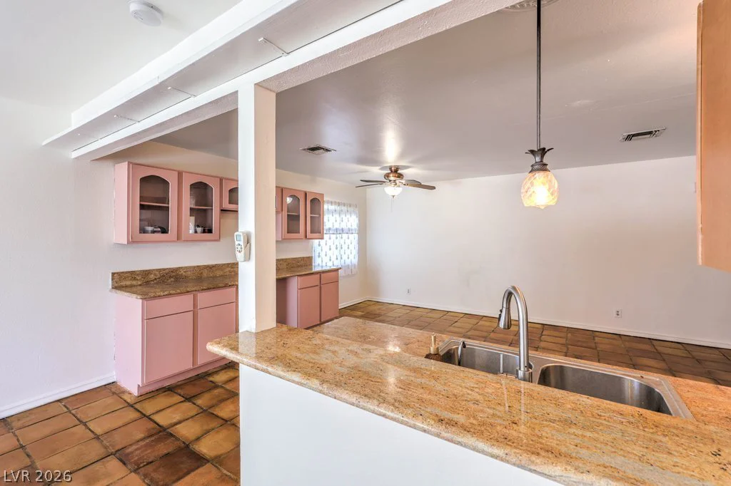 6604 Larchwood, Las Vegas, NV 89103