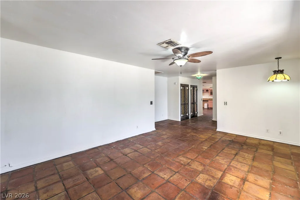 6604 Larchwood, Las Vegas, NV 89103