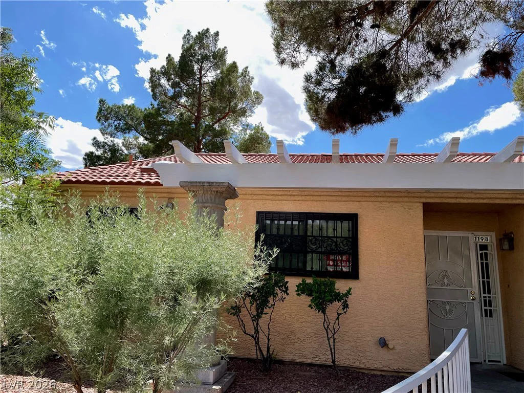 2851 Valley View, Las Vegas, NV 89102