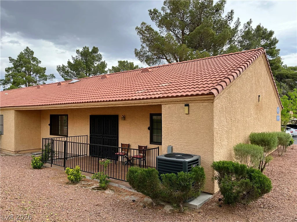 2851 Valley View, Las Vegas, NV 89102