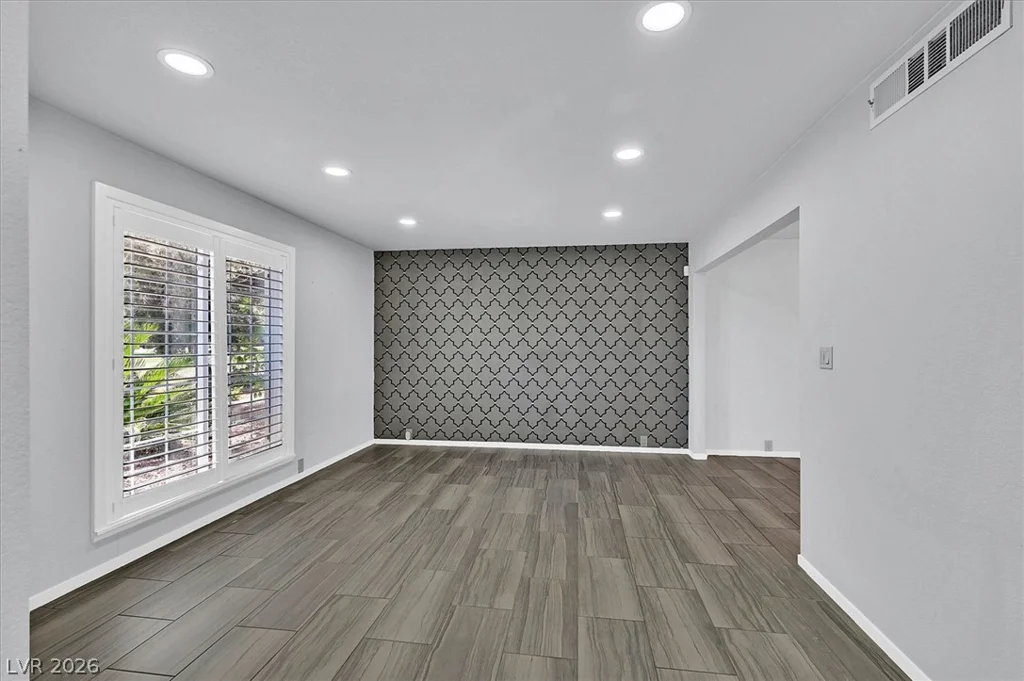 692 Tam O Shanter, Las Vegas, NV 89109