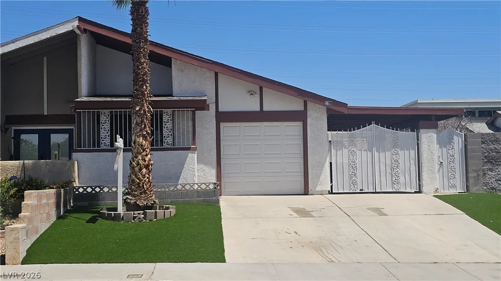 6738 Oak Valley, Las Vegas, NV 89103