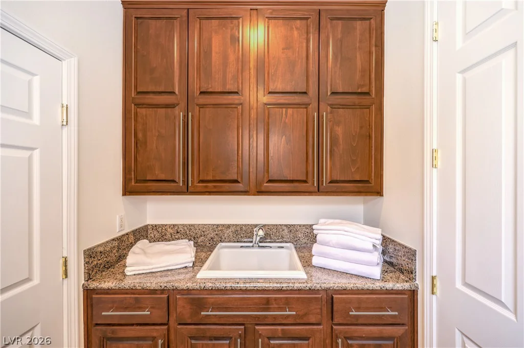 2492 Hollow Rock, Las Vegas, NV 89135