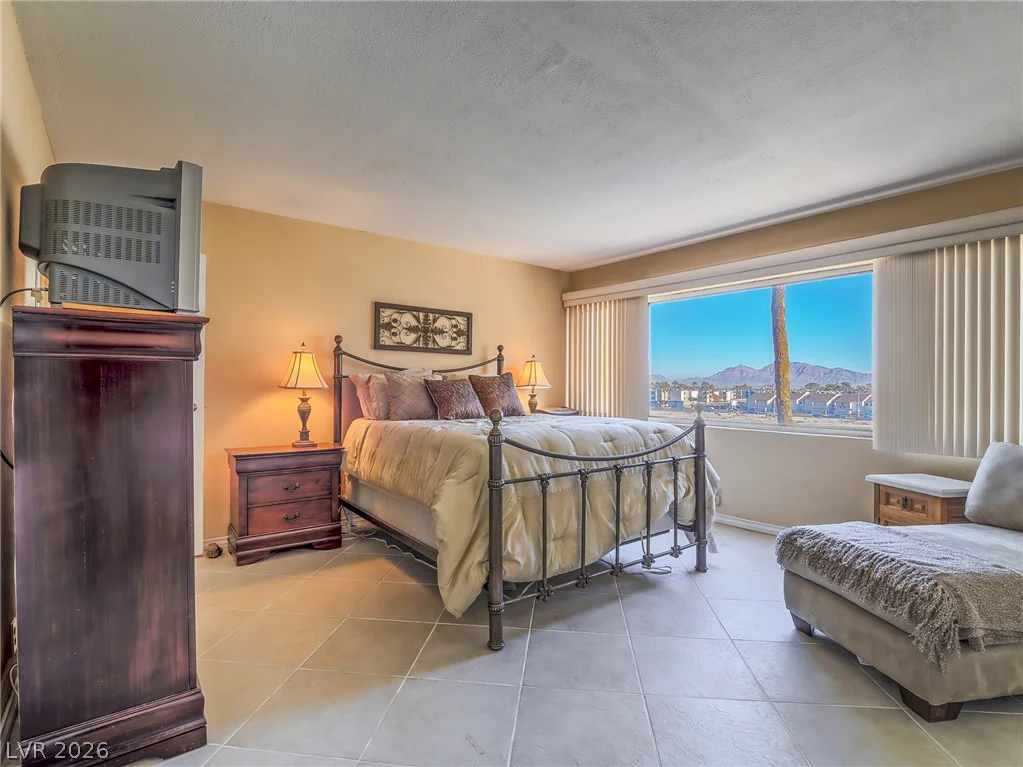 725 Royal Crest, Las Vegas, NV 89169