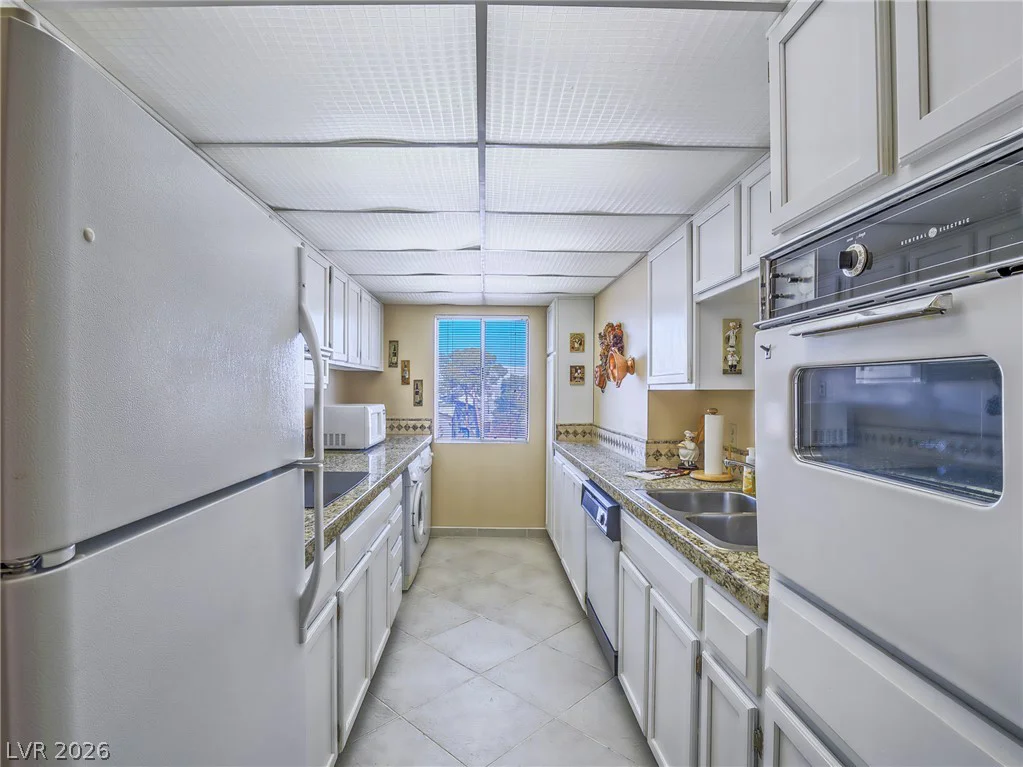 725 Royal Crest, Las Vegas, NV 89169