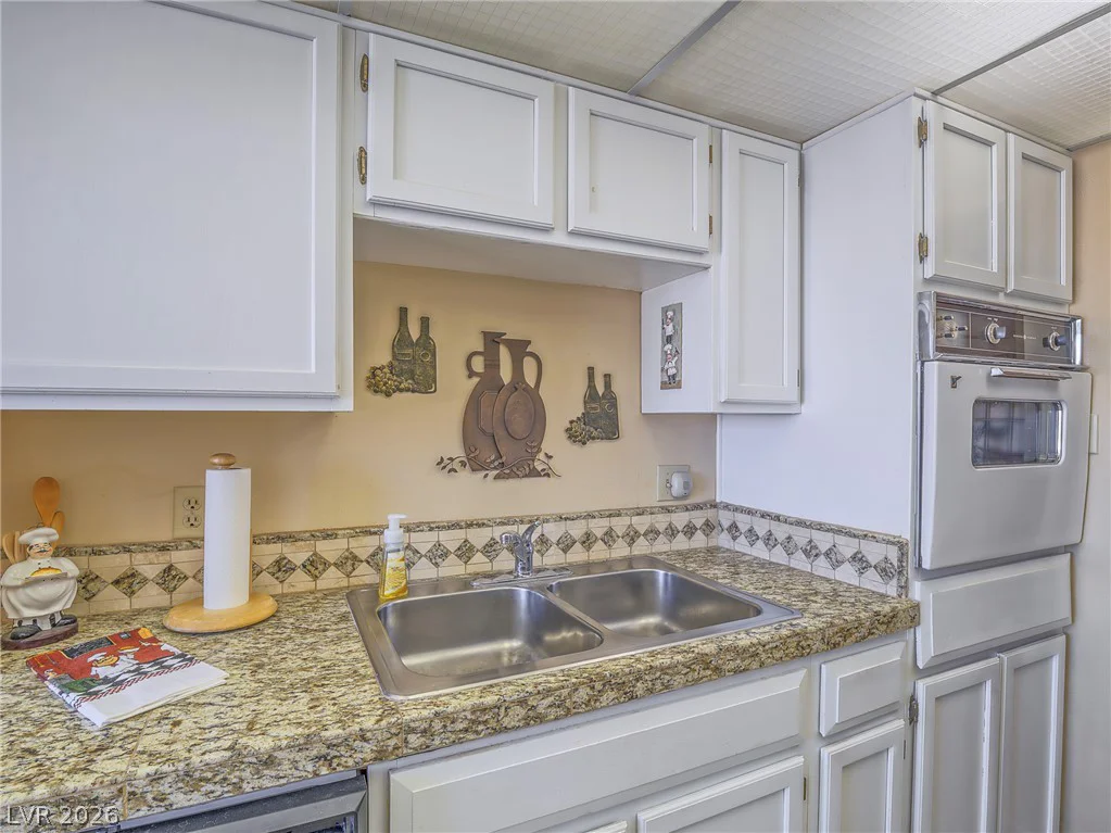 725 Royal Crest, Las Vegas, NV 89169