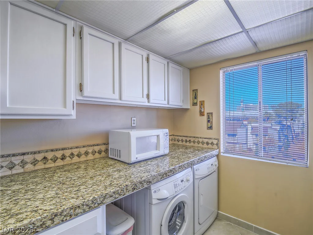 725 Royal Crest, Las Vegas, NV 89169