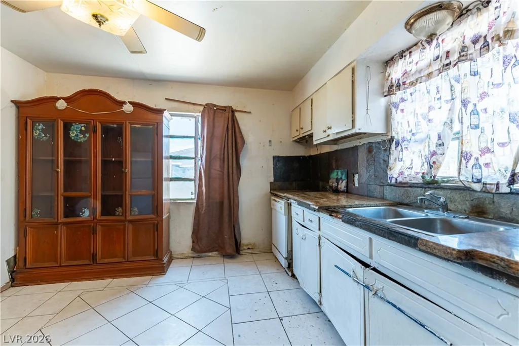 2419 Gateway, Las Vegas, NV 89115
