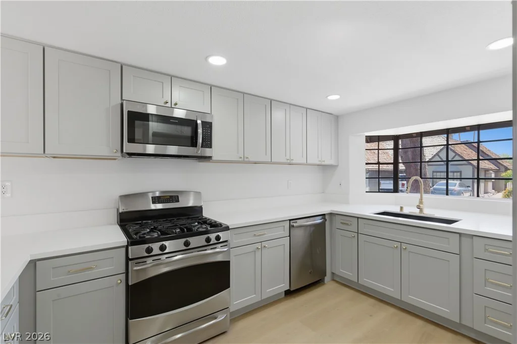 3986 Avebury, Las Vegas, NV 89121
