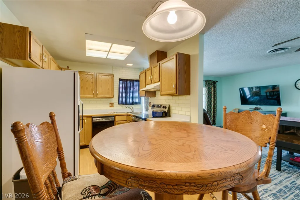 2556 Paradise Village, Las Vegas, NV 89120