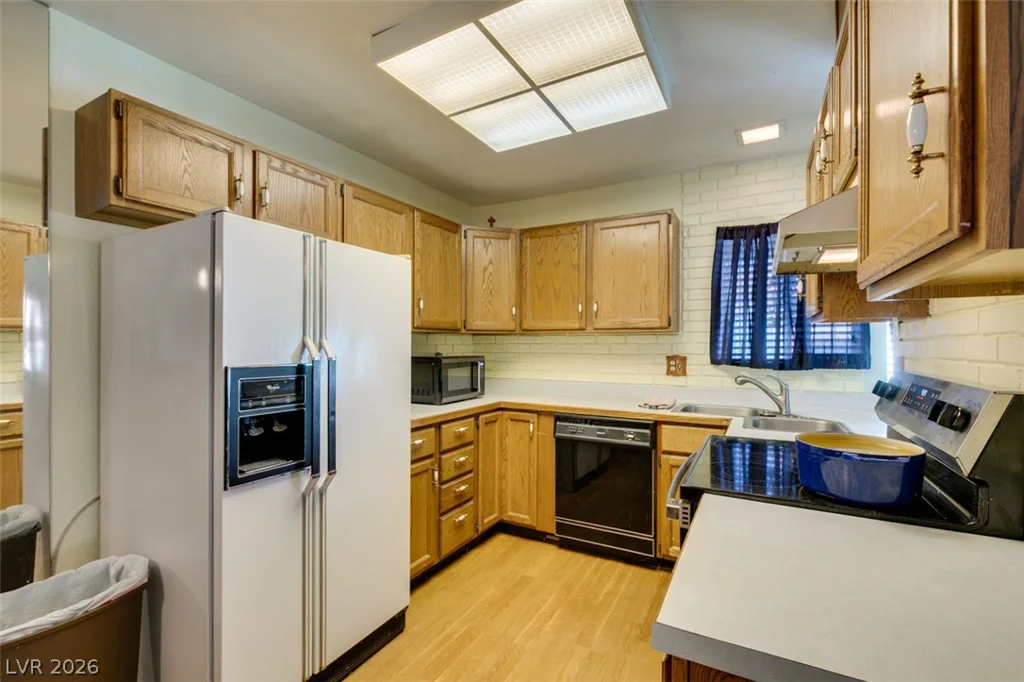 2556 Paradise Village, Las Vegas, NV 89120