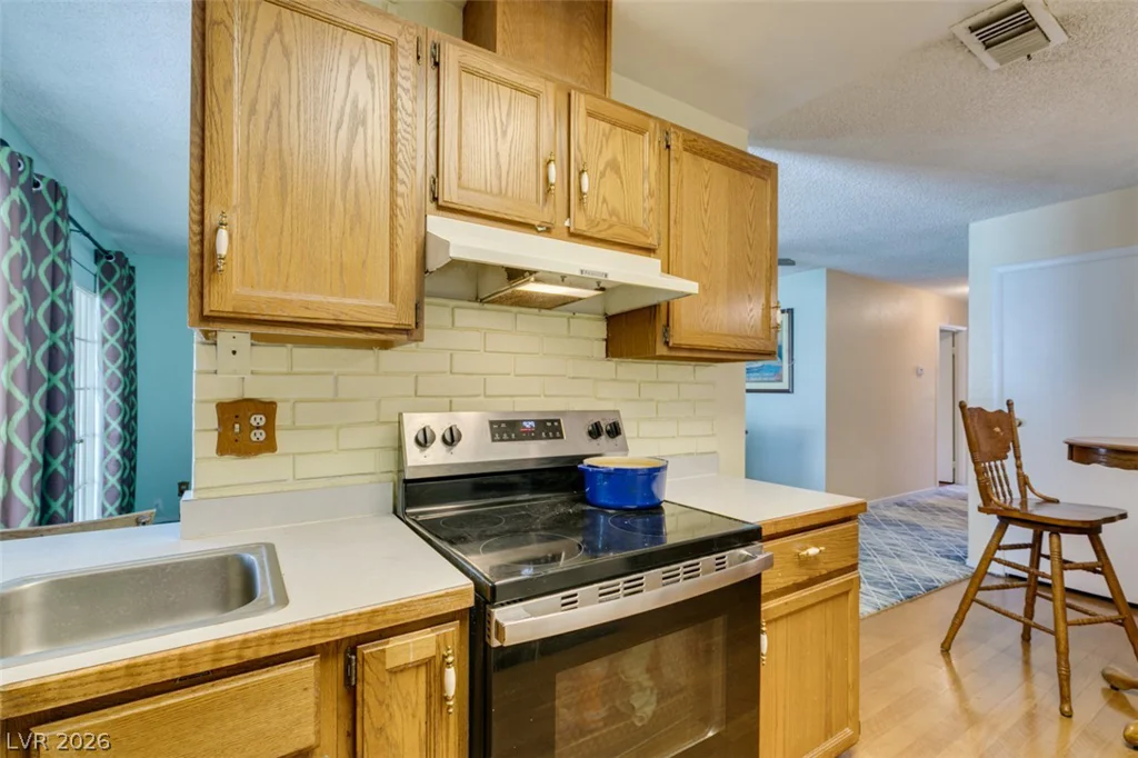 2556 Paradise Village, Las Vegas, NV 89120