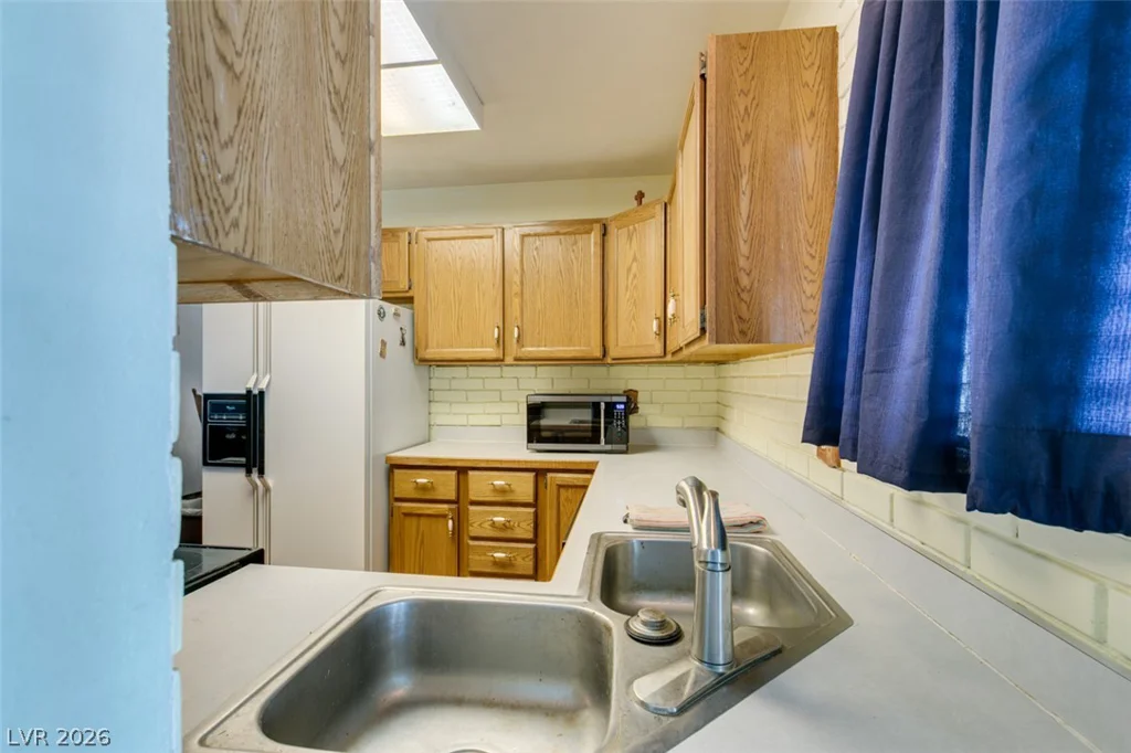2556 Paradise Village, Las Vegas, NV 89120