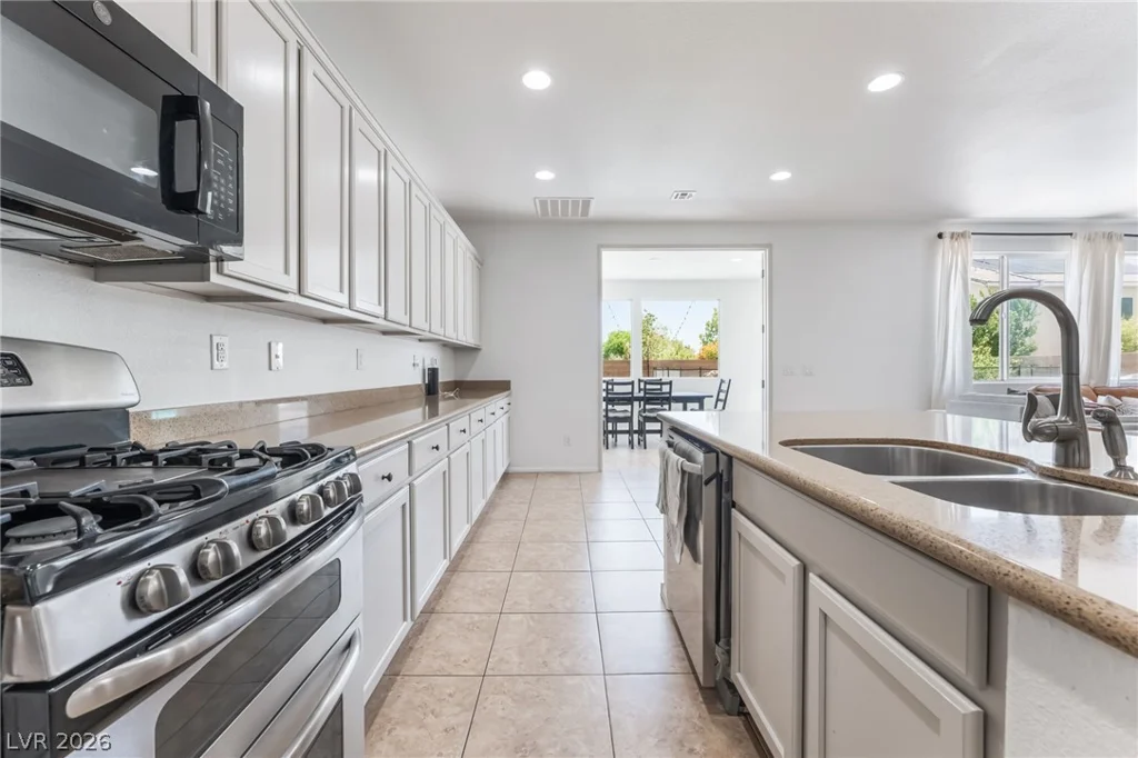 7042 Chestnut Valley, Las Vegas, NV 89166