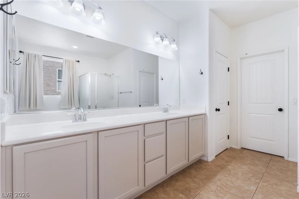 7042 Chestnut Valley, Las Vegas, NV 89166