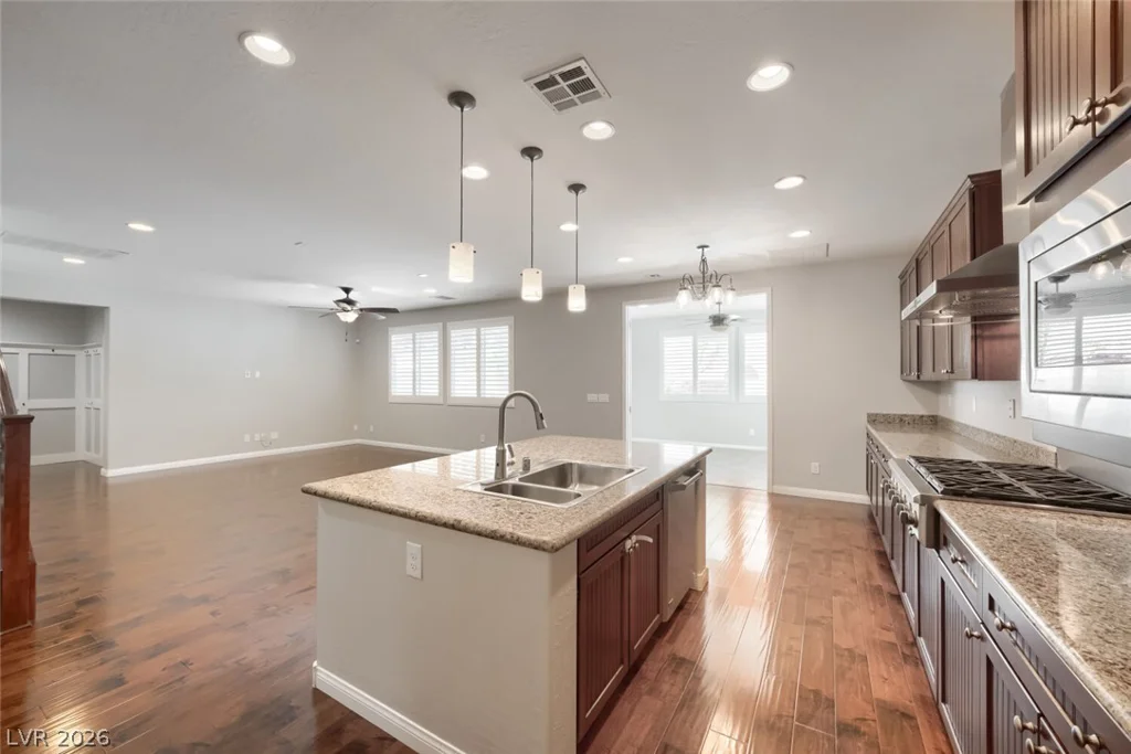 7038 Chestnut Valley, Las Vegas, NV 89166