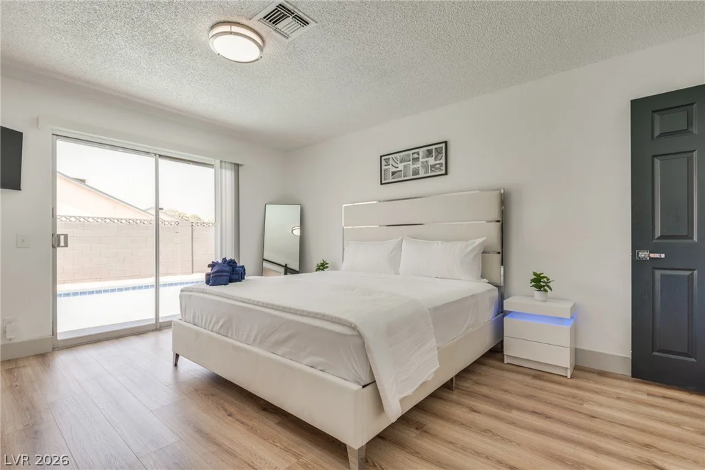 6212 Pinewood, Las Vegas, NV 89103