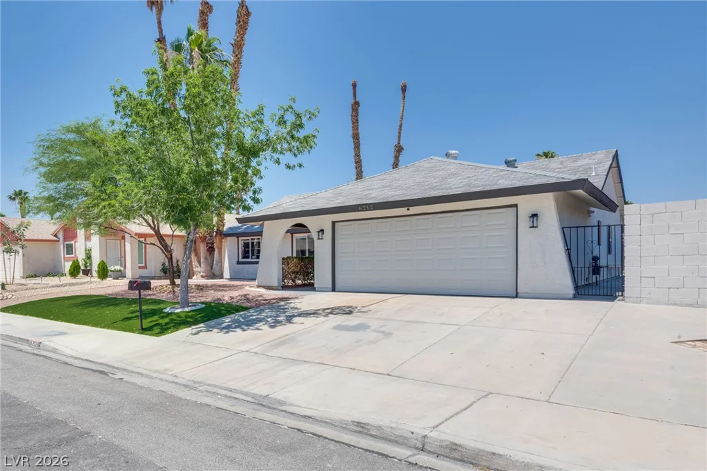 6212 Pinewood, Las Vegas, NV 89103