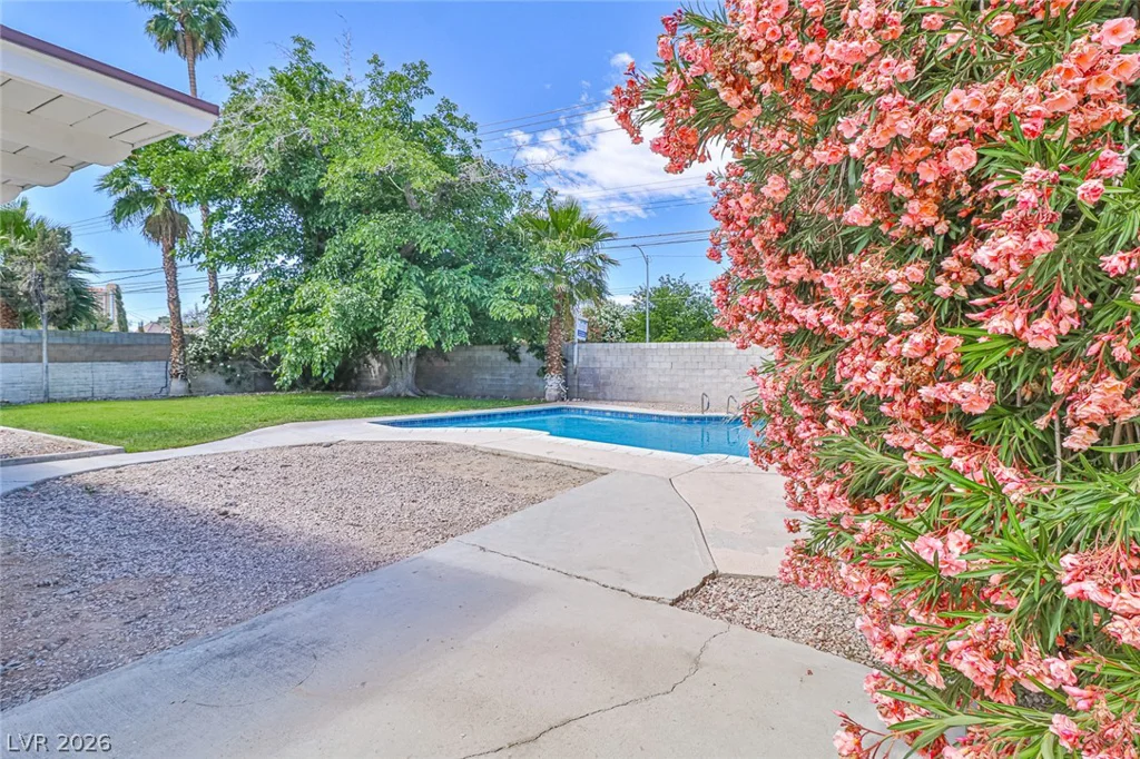 1605 Bryn Mawr, Las Vegas, NV 89102