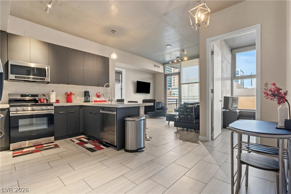 353 Bonneville, Las Vegas, NV 89101