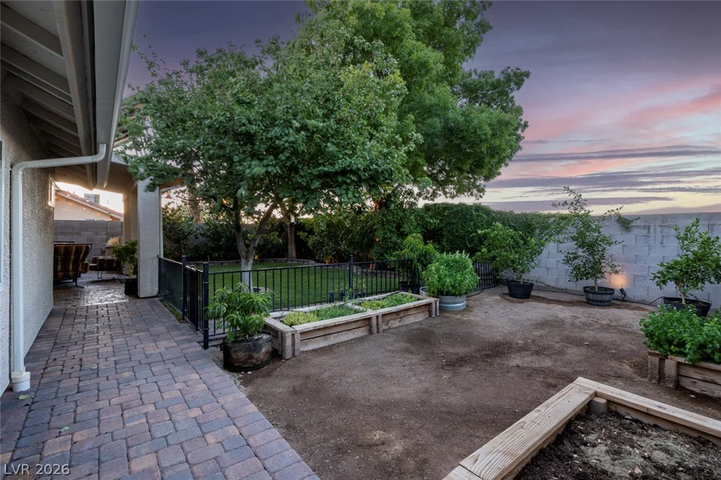 818 Manor Shores, Henderson, NV 89002