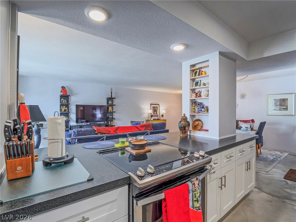 730 Royal Crest, Las Vegas, NV 89169