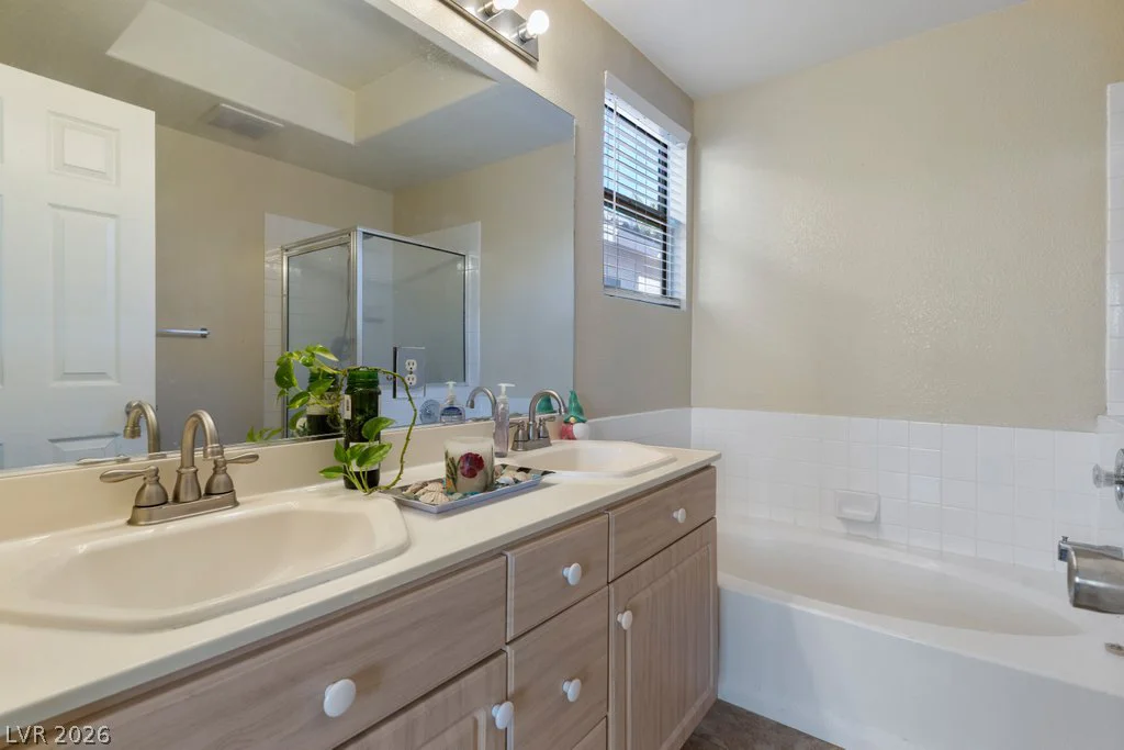 1076 Coral Desert, Las Vegas, NV 89123