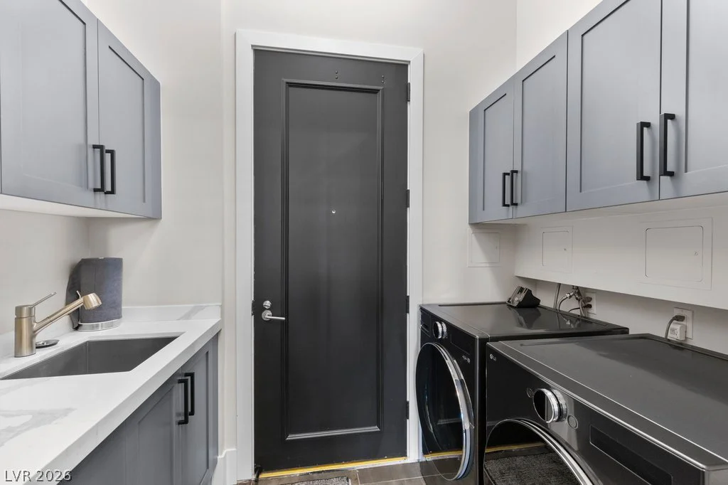 2777 Paradise, Las Vegas, NV 89109