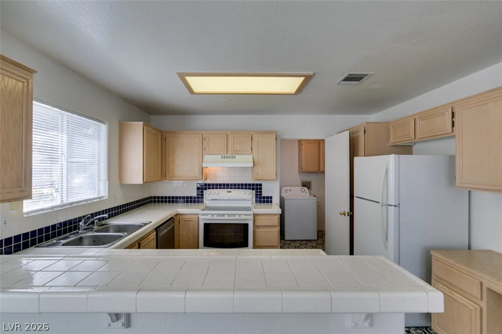 8012 Divine, Las Vegas, NV 89128