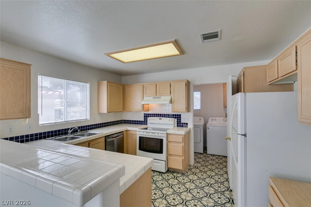 8012 Divine, Las Vegas, NV 89128