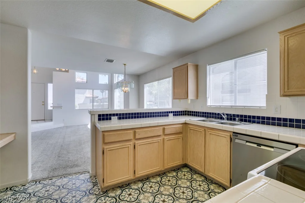 8012 Divine, Las Vegas, NV 89128