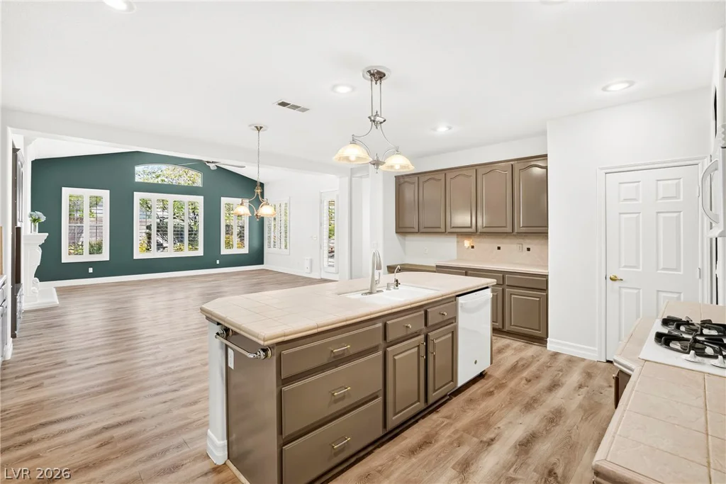 7220 Lake Farm, Las Vegas, NV 89131