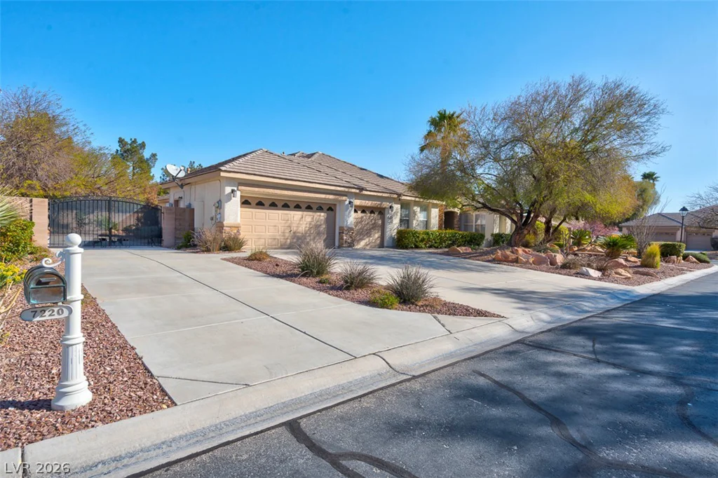 7220 Lake Farm, Las Vegas, NV 89131