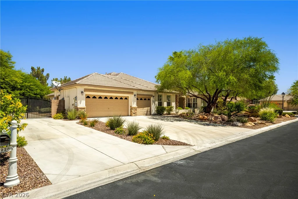 7220 Lake Farm, Las Vegas, NV 89131