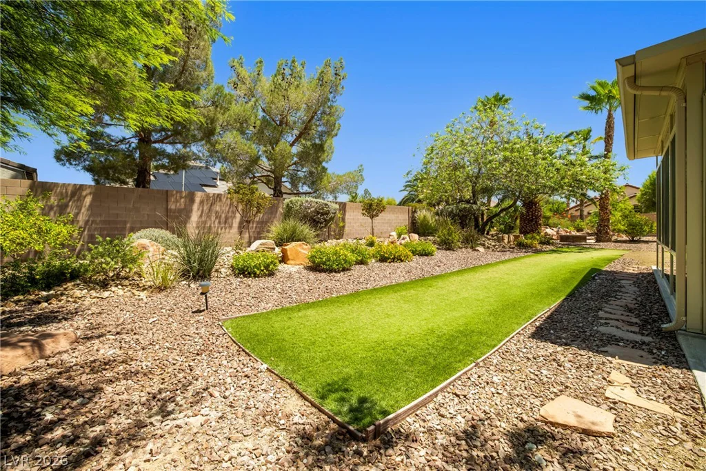 7220 Lake Farm, Las Vegas, NV 89131