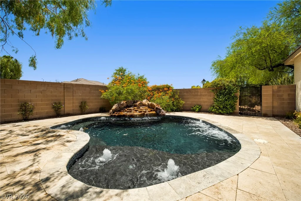 7220 Lake Farm, Las Vegas, NV 89131