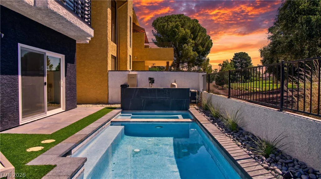 2861 Queens Courtyard, Las Vegas, NV 89109