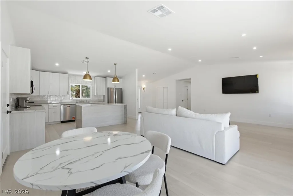 3660 Robindale, Las Vegas, NV 89139