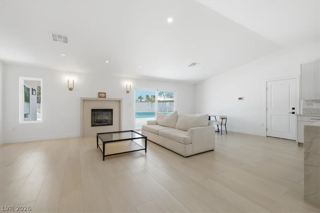 3660 Robindale, Las Vegas, NV 89139