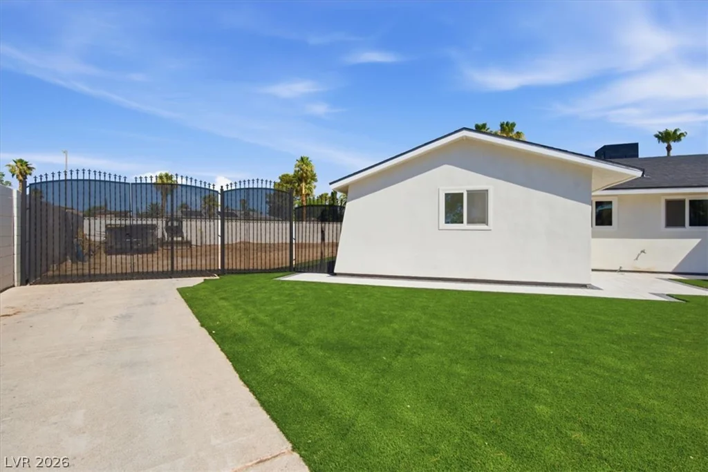 3660 Robindale, Las Vegas, NV 89139