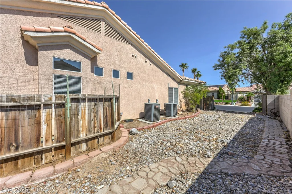 7411 Bridlehorne, Las Vegas, NV 89131