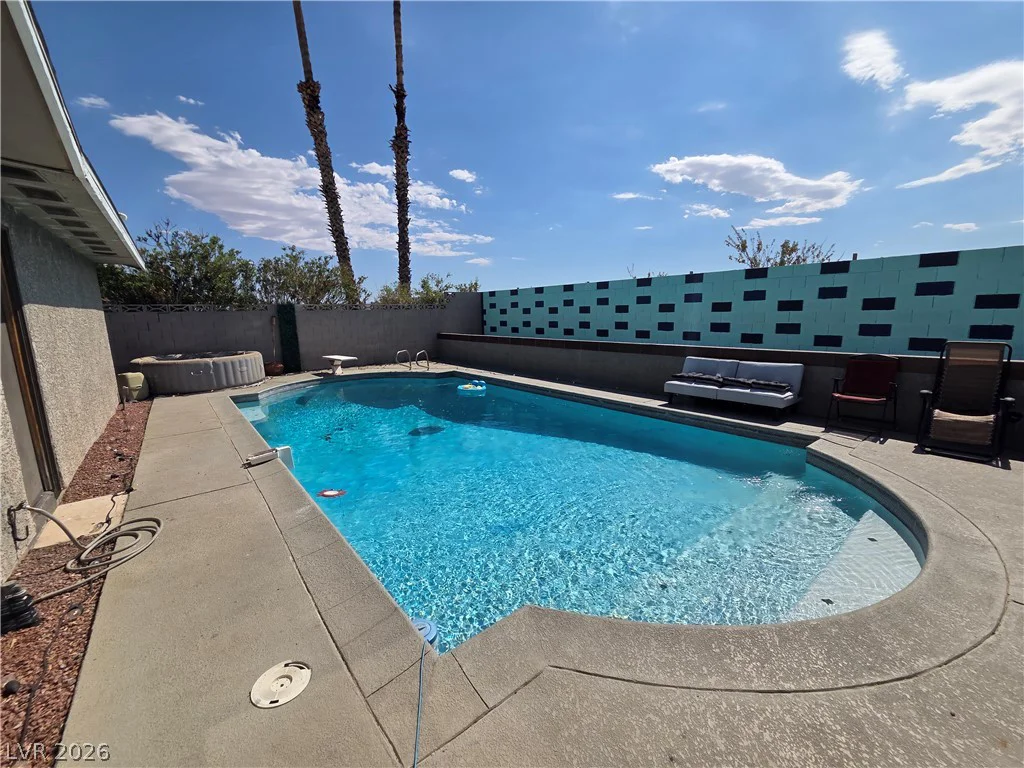 912 Alan Shepard, Las Vegas, NV 89145