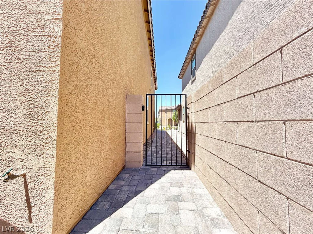 8616 Valley Village, Las Vegas, NV 89113