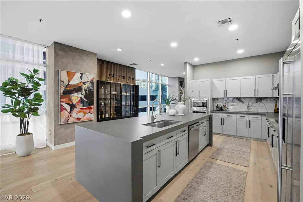 4575 Dean Martin, Las Vegas, NV 89103