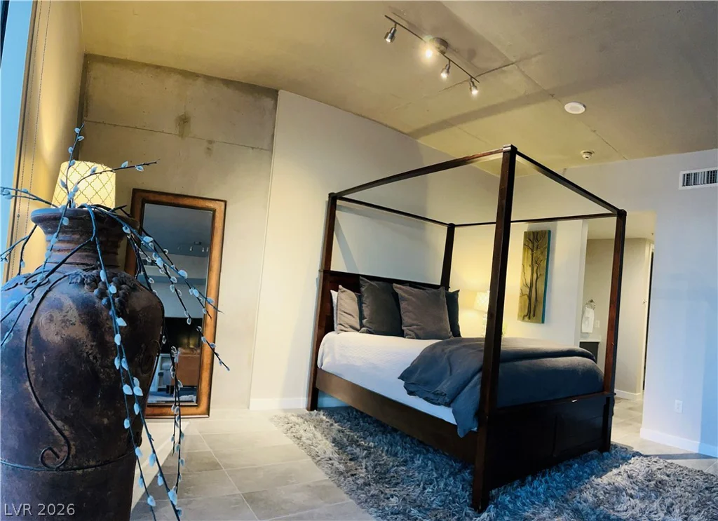 353 Bonneville, Las Vegas, NV 89101