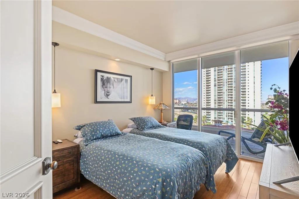 2877 Paradise, Las Vegas, NV 89109